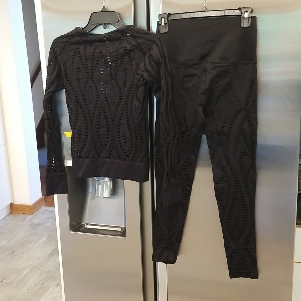 💕AVOCADO💕 Serenity Shred Long Sleeve Top + Leggings Set Black Medium M NWT - Picture 12 of 16